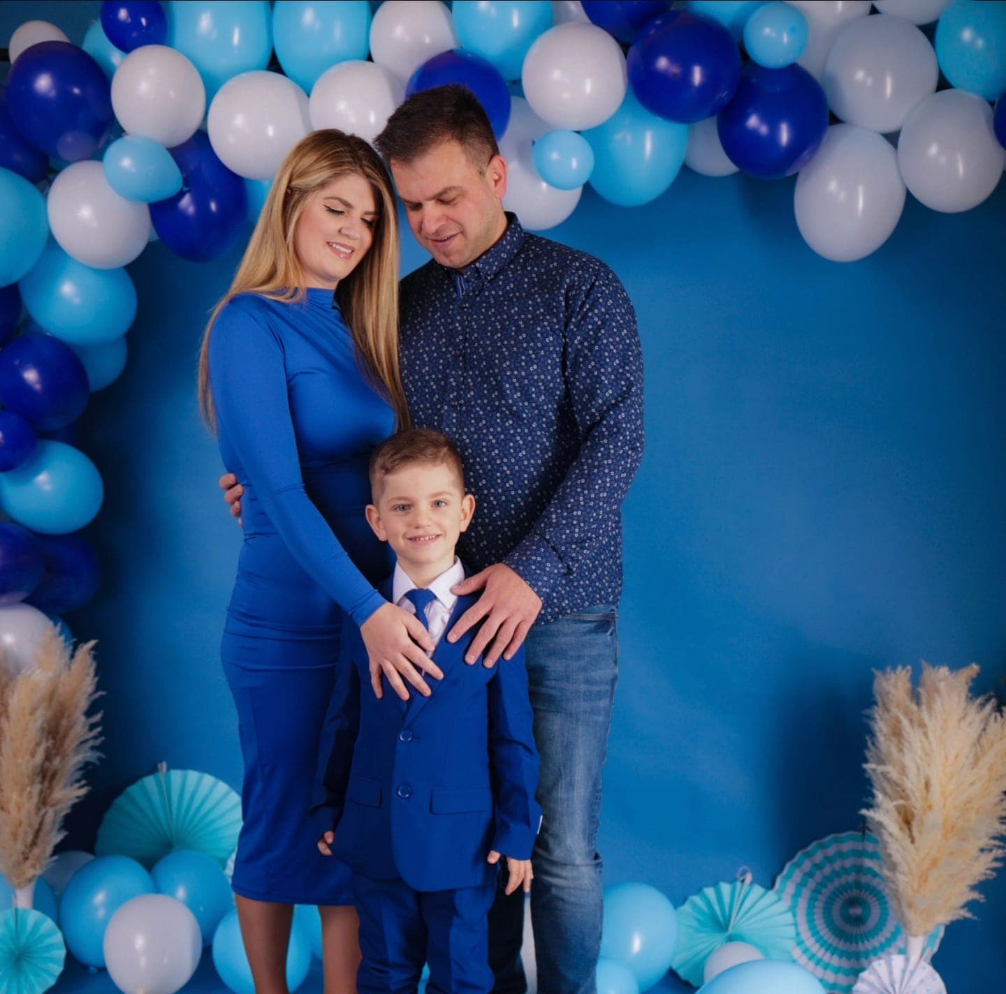 Familienfotografie in Kaufbeuren: Familie in entspannter Aufnahme